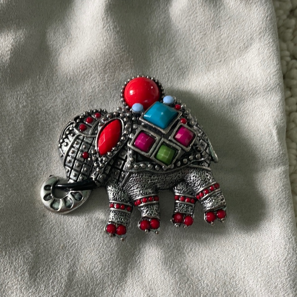 Elephant brooche